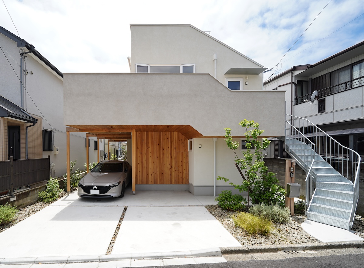 山名山並み、街並みとつながる見晴らし台のような住宅｜葉山町長柄