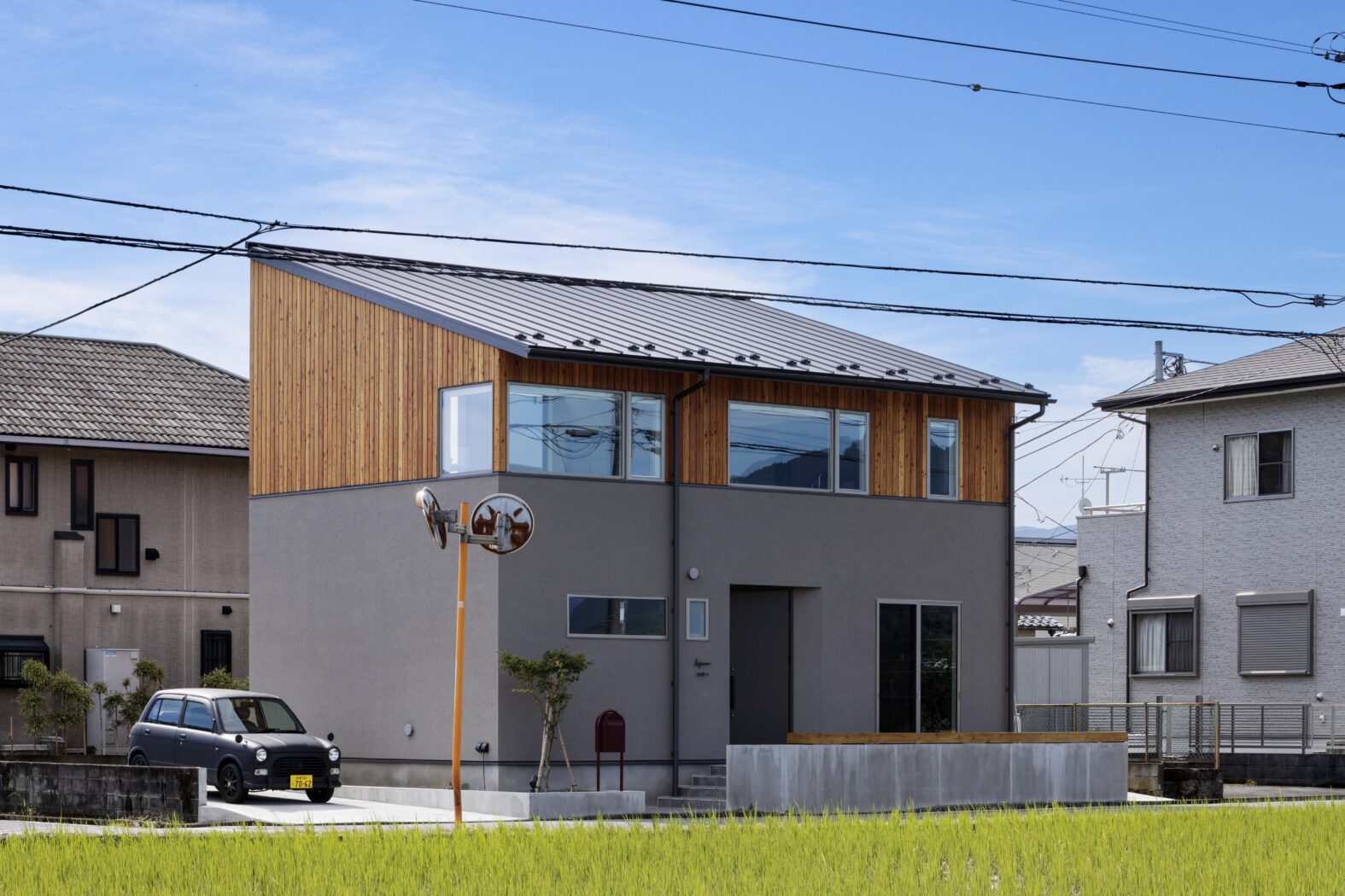 外観、家の前には山の裾野まで見通せる大パノラマが広がる