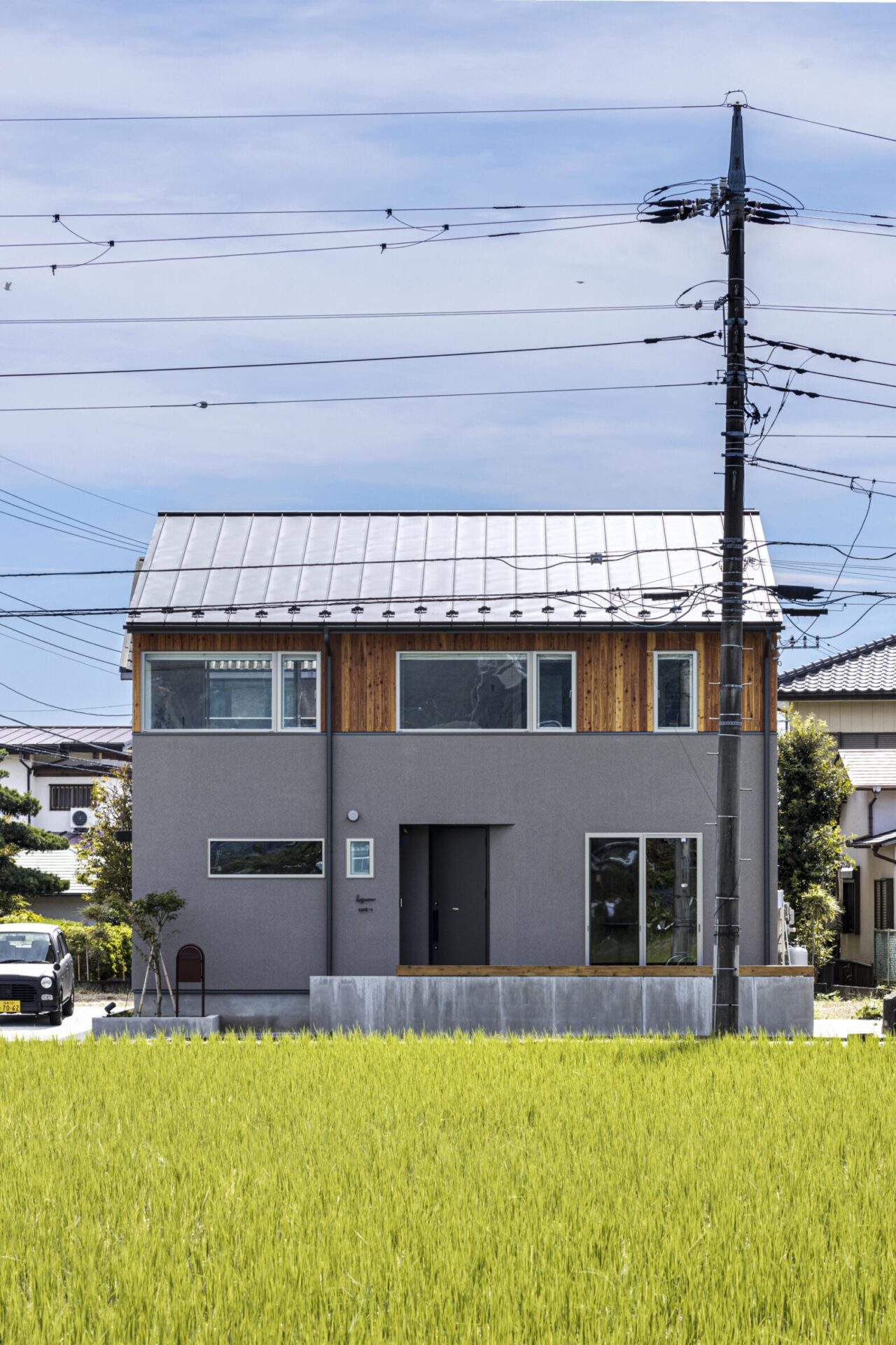 外観、家の前には山の裾野まで見通せる大パノラマが広がる