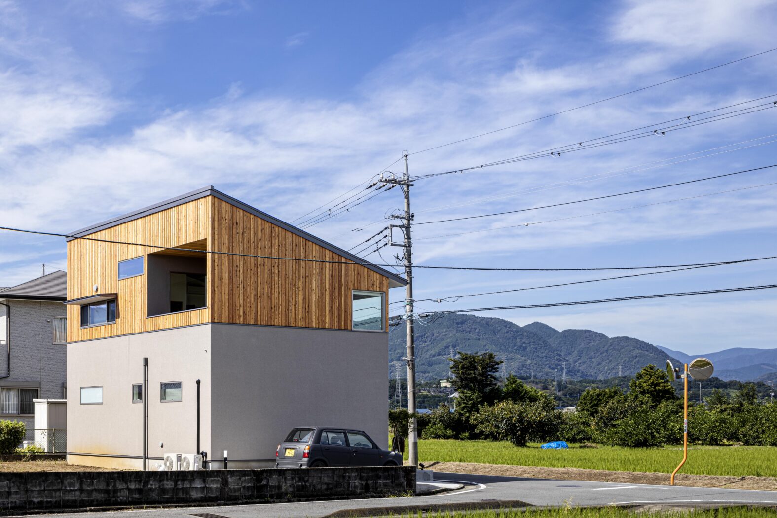 外観、家の前には山の裾野まで見通せる大パノラマが広がる